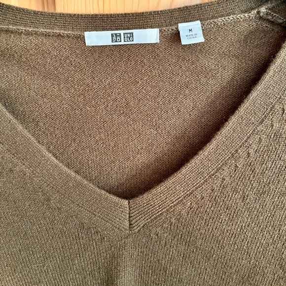 SZ Medium Uniqlo Pure Merino Wool V-Neck Olive Green Sweater Essential Cozy Gift - Picture 5 of 9